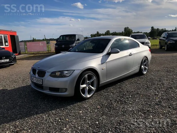BMW Pardodam smuku koptu E90 .