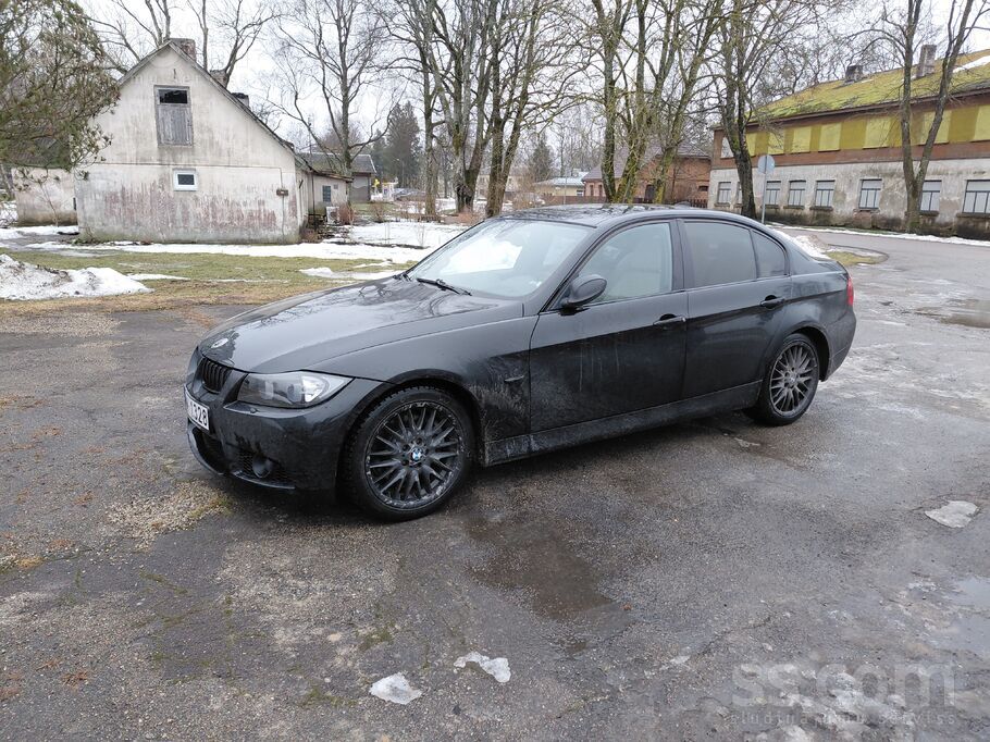 BMW Pardodam smuku koptu E90 .