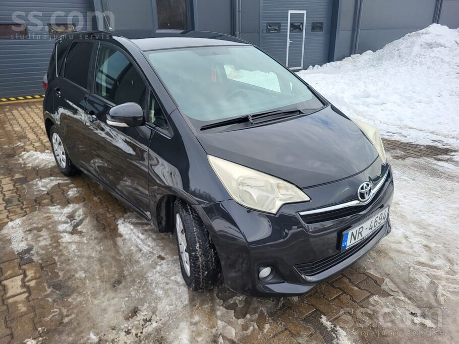Toyota Toyota Verso-S. 1.4 dīzelis. Manuālā kārba, 6 ātru