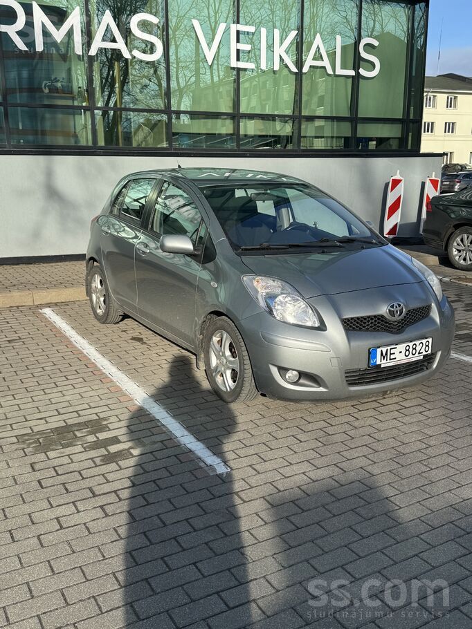 Jauna tehniskā apskate uz gadu, nodokļi nomaksāti. Toyota Yaris 1.3 benzīns.
