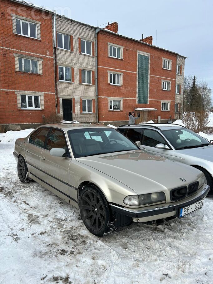 V8 3.5 motors. Manuālā kārba. Jā, tieši tā, izcila braukšana. Uz ielas nepal