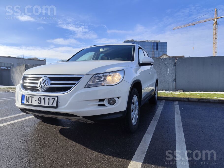 Sakarā ar jauna auto iegādi tirgojas Tiguan. Šur tur rūsa, nokarājušies grie
