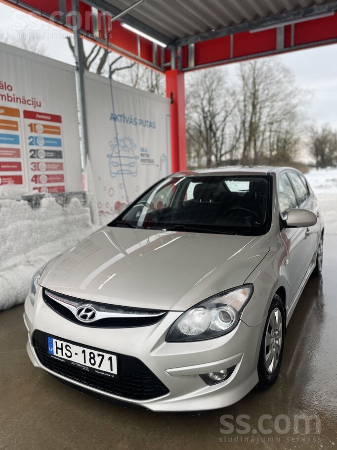 Jauna pirkta Latvijā "Autobravā". Teicamā tehniskā stāvoklī. Divi saimnieki.