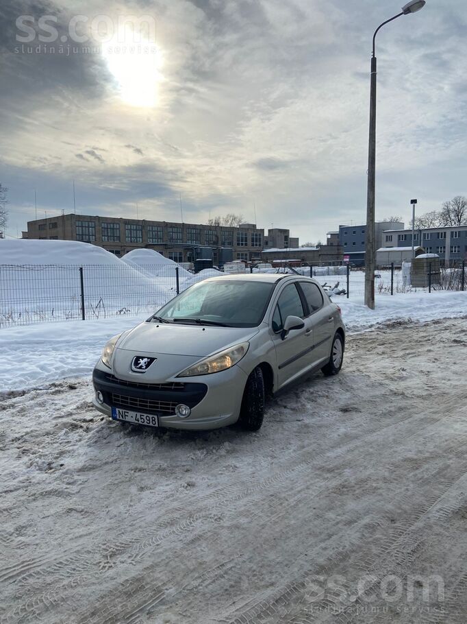 Sveiki, tirgojas maza ekonomiskā mašīnīte, brauc gan uz benzīna, gan gāzes,