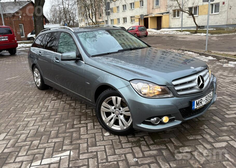 Pardodu Mercedes benz Avangarde ar tikko izietu jaunu TA cela nodokli nomaks