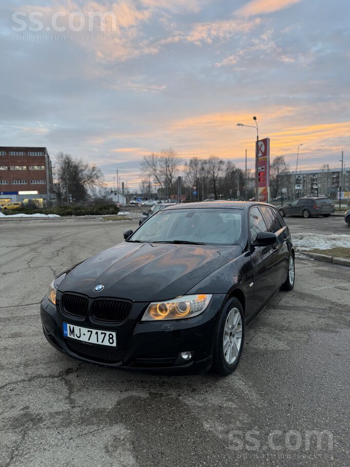 BMW Labdien pārdodu labu un kopu bmw 320. kārba, motor