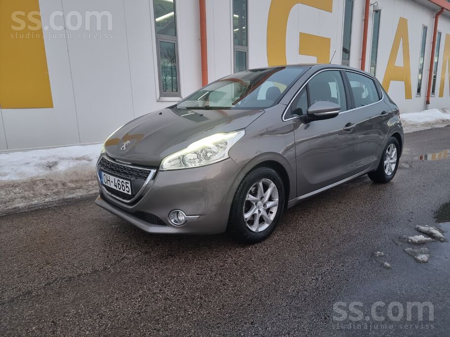 Peugeot Продаю Peogeot 208, очень ухоженный автомобиль. В 