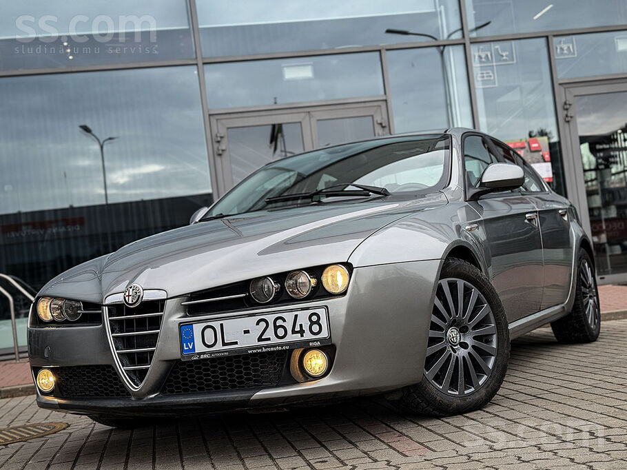 Alfa-romeo Skaista mašīna, teicamā tehniskā un vizuālā stāvok