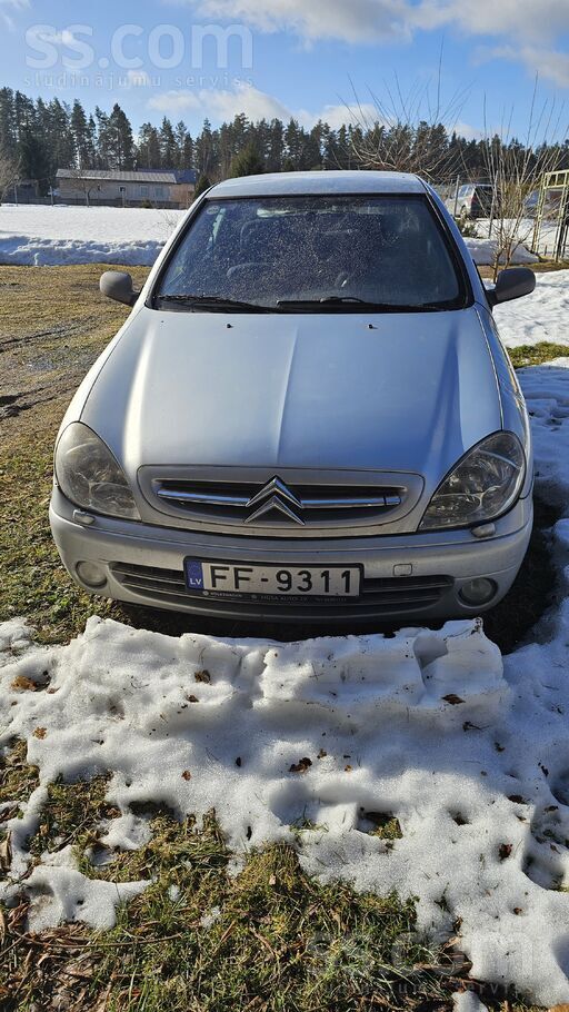 Auto ar slimības lapu. Tiko uzlikts jauns sajūgs. Bukte uz priekšējā spārna.