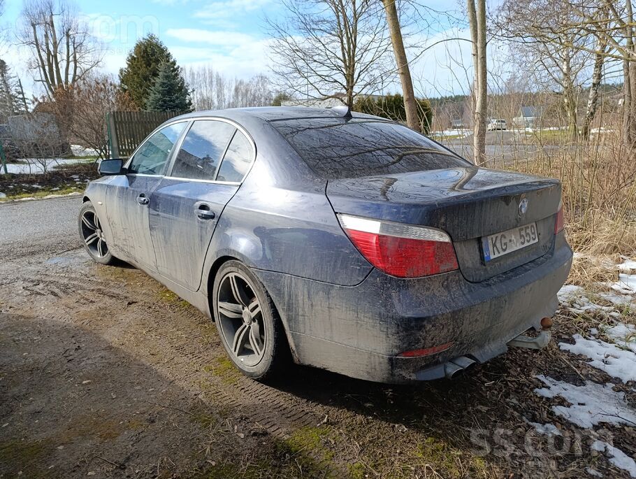 Mašīnā braucamā stāvokli. Tiek lietota ikdienā. Vizuāli defekti. Laka lobās