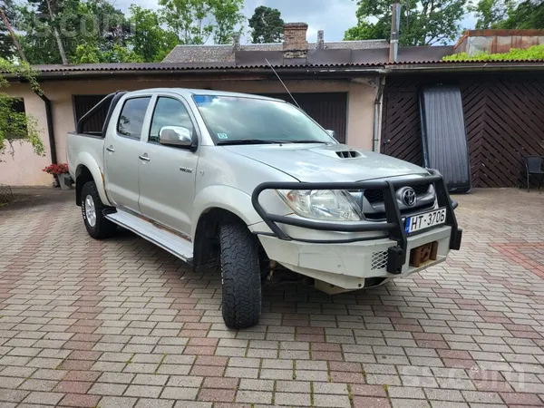 Toyota Toyota Hilux ar 2.4 Dīzeļa dzinēju un Manuālo ātru