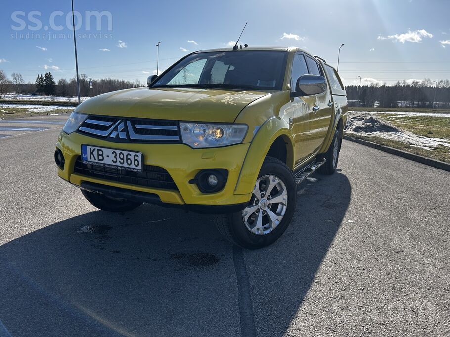 Мицубиси л 200 в идеальном техническом состоянии. Авто серого цвета, желтая