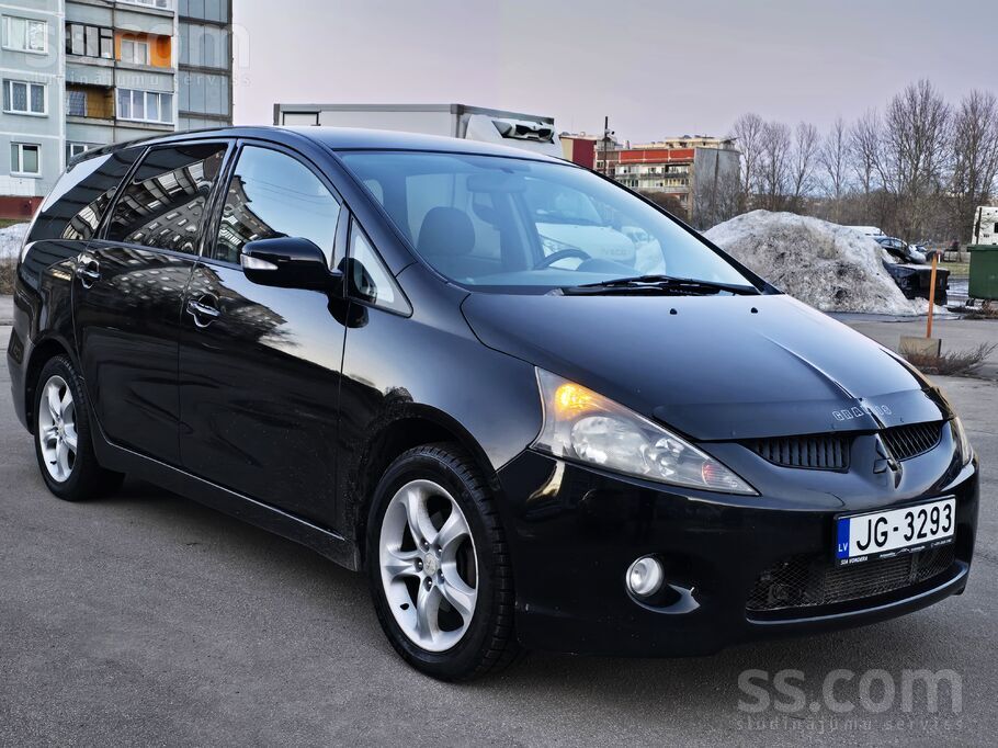 Mitsu Grandis 2.0D 6 sēdvietas. Labs ģimenes minivens. 
Melna metālika. 
A