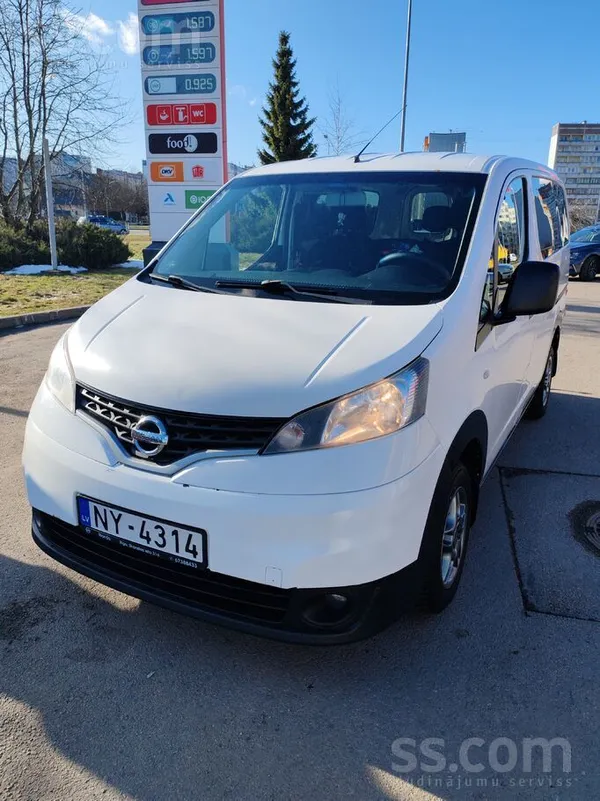 Nissan Машина в отличном состоянии. Новая зимняя резина и