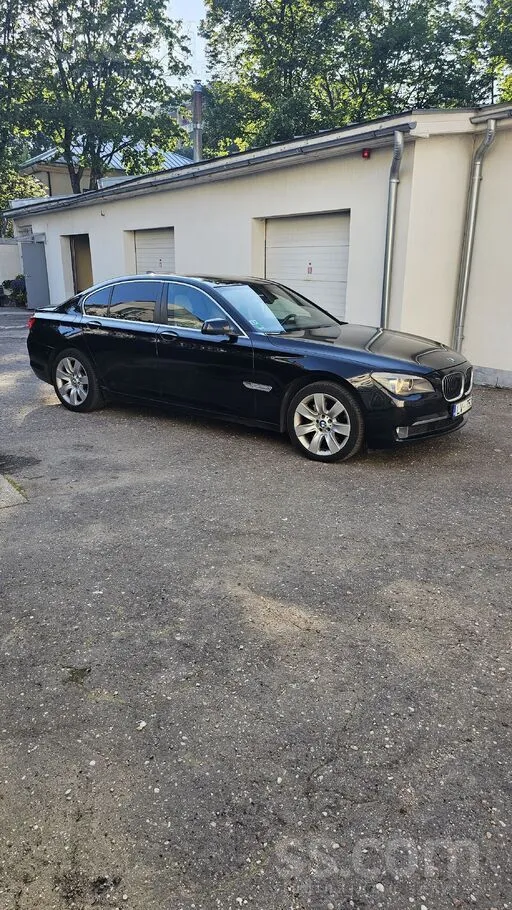 BMW Красивая гаражная машина едет прекрасно чёрная, лю