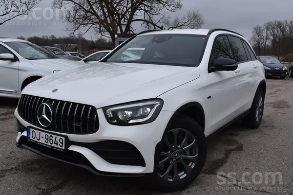 Mercedes Benz Glc300E 4Matic Amg Line 2, 0L Hybrid , 235kW, 08.2021 g. 

N