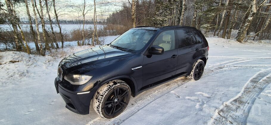 BMW X5M, Visam sekots līdzi, ir vasaras riepas.