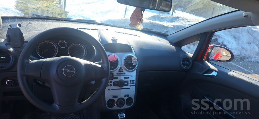 Opel Labs auto brauc sieviete , ekonomisks svaiga skate