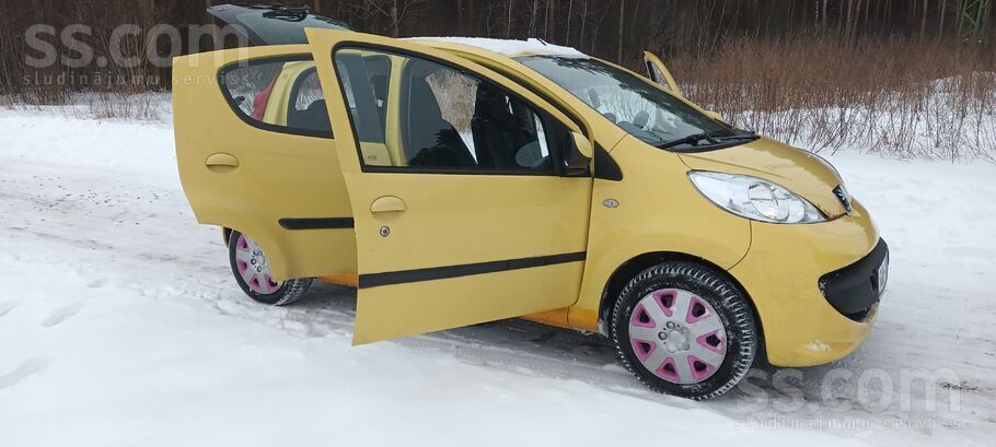 Kompakts ērts neliels pilsētas auto, ekonomisks benzīna dzinējs
Labā darba