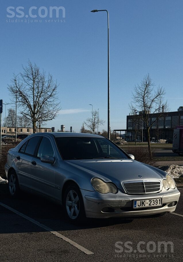 Mercedes Tiek pārdots pelēks Mercedes Benz C180 (W203) seda