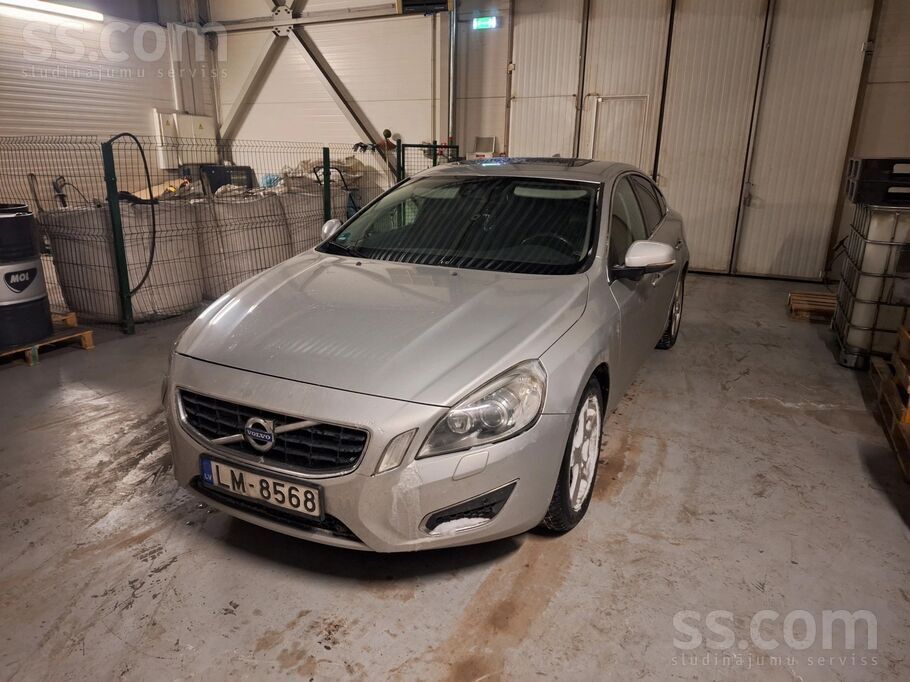 Volvo Pārdod Volvo S60 vizuāliem defektiem bet tehniski