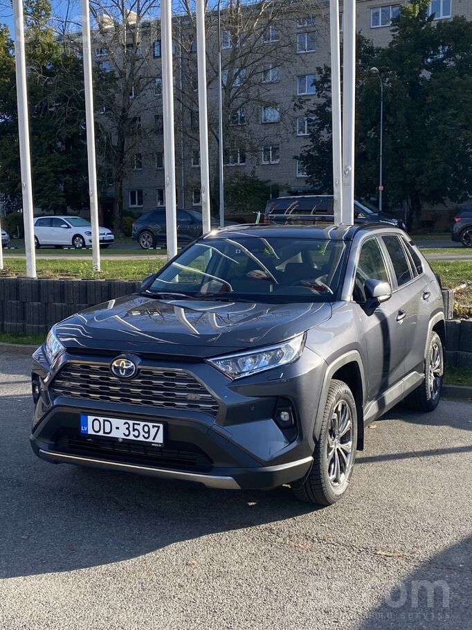 Toyota Pārdodu, praktiski jauns auto ar garantiju un bezm