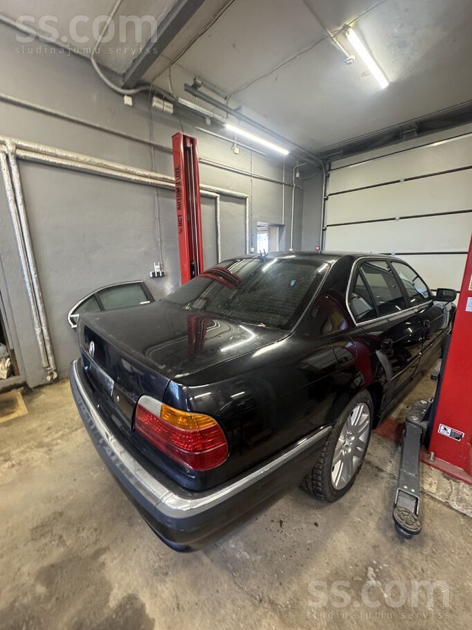 Rezerves daļas no v8 4.0d
Durvis sapuvušas
Melnie griesti ar lūku
Štorka