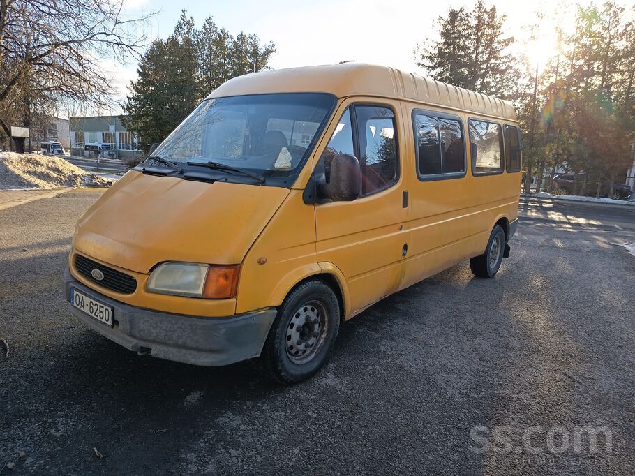 Ford Sveiki tirgojas labs akurāts buss ar 9vietām. plus