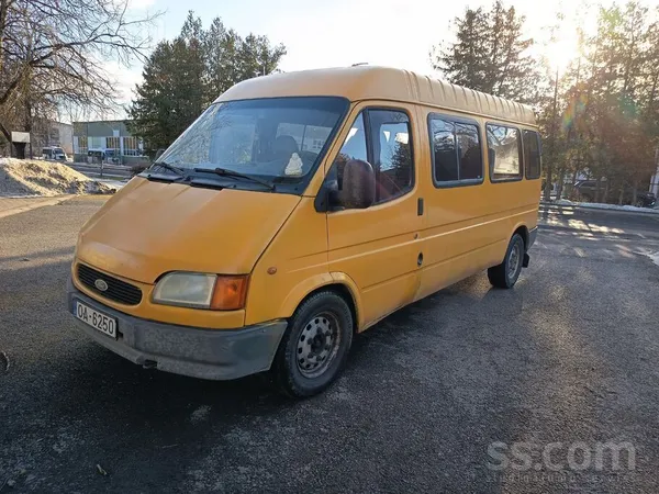 Ford Sveiki tirgojas labs akurāts buss ar 9vietām. plus