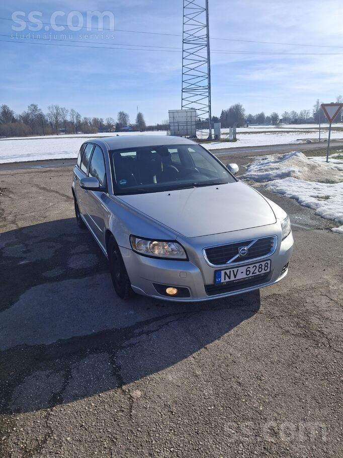 Pardodu labu volvo v50 ar 2.0 dizeļa motoru(100kw) ar 6 ātrumu manualo kārbu