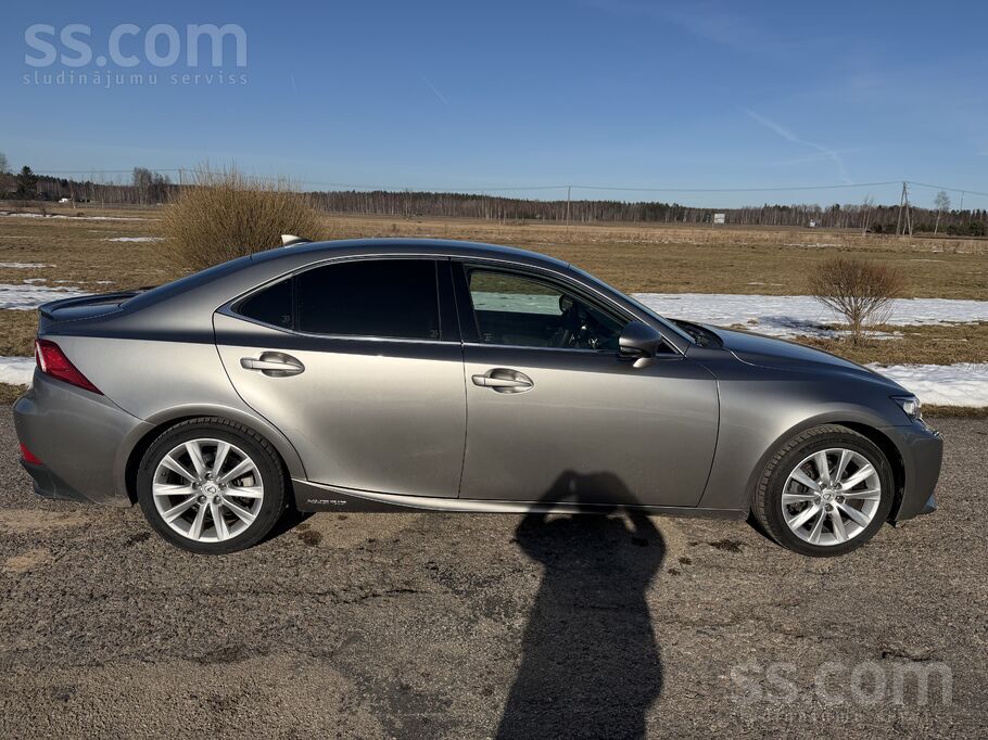 Pārdodu Lexus Is300H 133kw hybrid Latvijā nav ekspluatēts, ziemā nav braukts