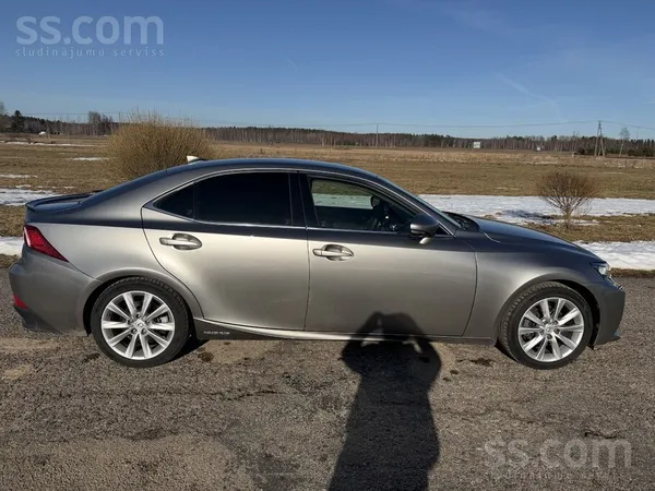 Pārdodu Lexus Is300H 133kw hybrid Latvijā nav ekspluatēts, ziemā nav braukts