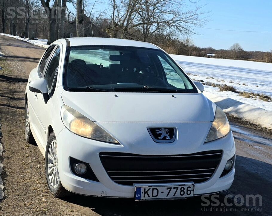 Pārdodu auto labā tehniskā stavoklī ar vizuāliem defektiem, auto visu laiku