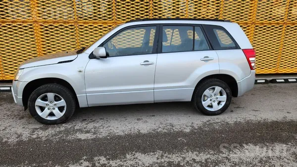 Suzuki Apvidus automašīna Suzuki Grand vitra 2.0 litri be