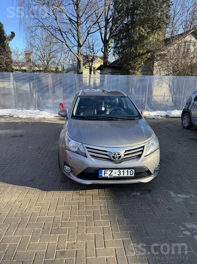 В отличном техническом состоянии, вложений не требует. Куплена у Тойота диле