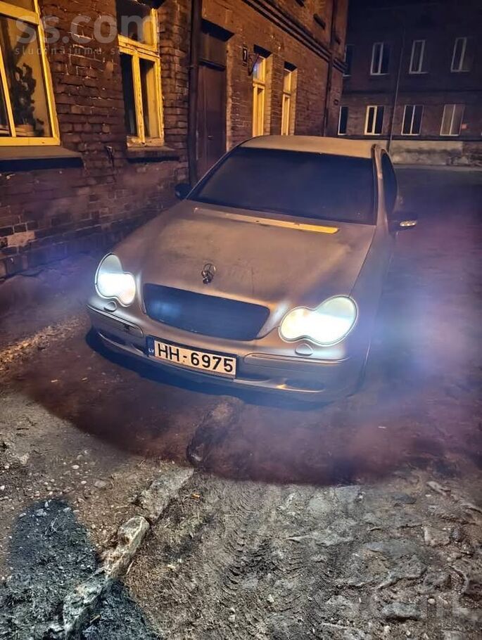 Mercedes Pārdodas Mercedes-Benz W203 C220 2.2cdi 2001.gada.