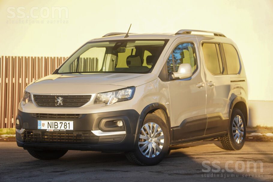 Pārdodu labu gimenes auto
Auto teicama vizuala un tehniska stavokli, visas