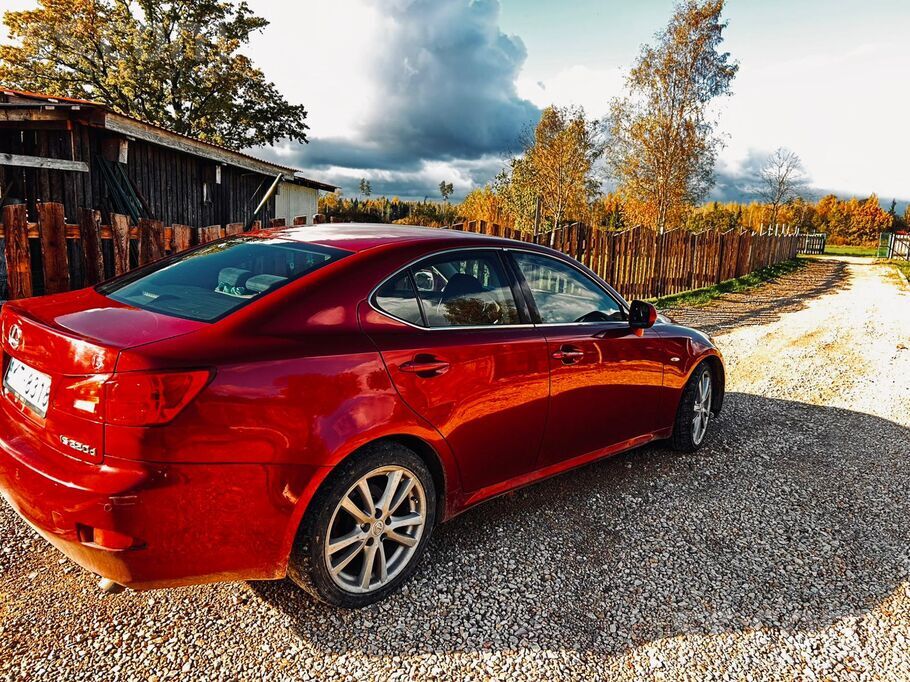 Tirgoju Lexus is 220, 2006 gada. Neejoša. Starta poga neatrod atslēgu un līd