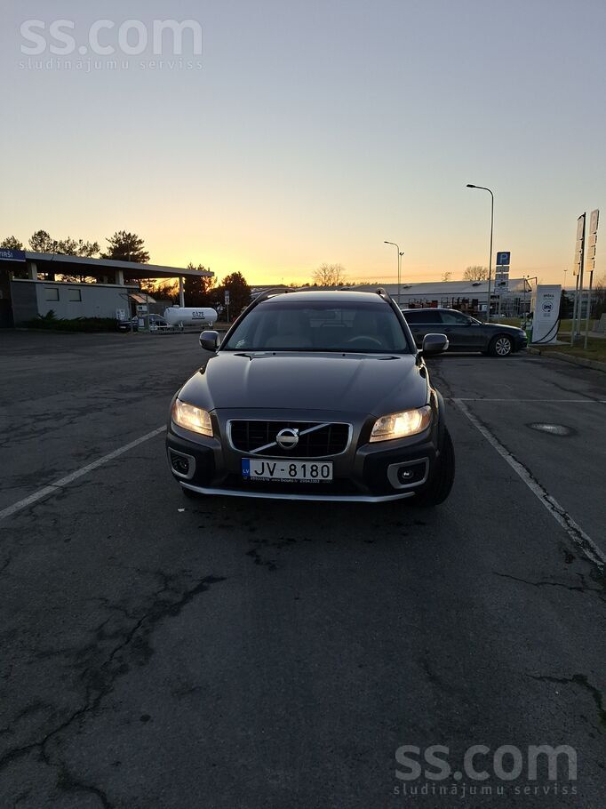 Pārdodu uzticamo Volvo XC 70 ar 2.4 D5 motoru . Ļoti labā stāvoklī. Apskate