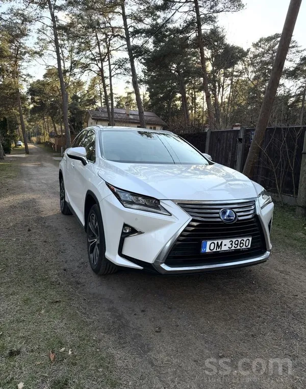 Lexus Skaista, iemīļota automašīna, iegādāta salonā Buda