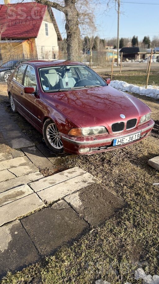 Pārdodu BMW E39 523i, 1996. gada izlaidums.
2.5 benzīna dzinējs
Manuāl