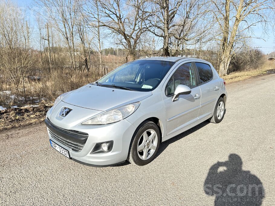 Продаю авто в хорошем состоянии, 2 комплекта колес зима/лето. Ржавчины нет.