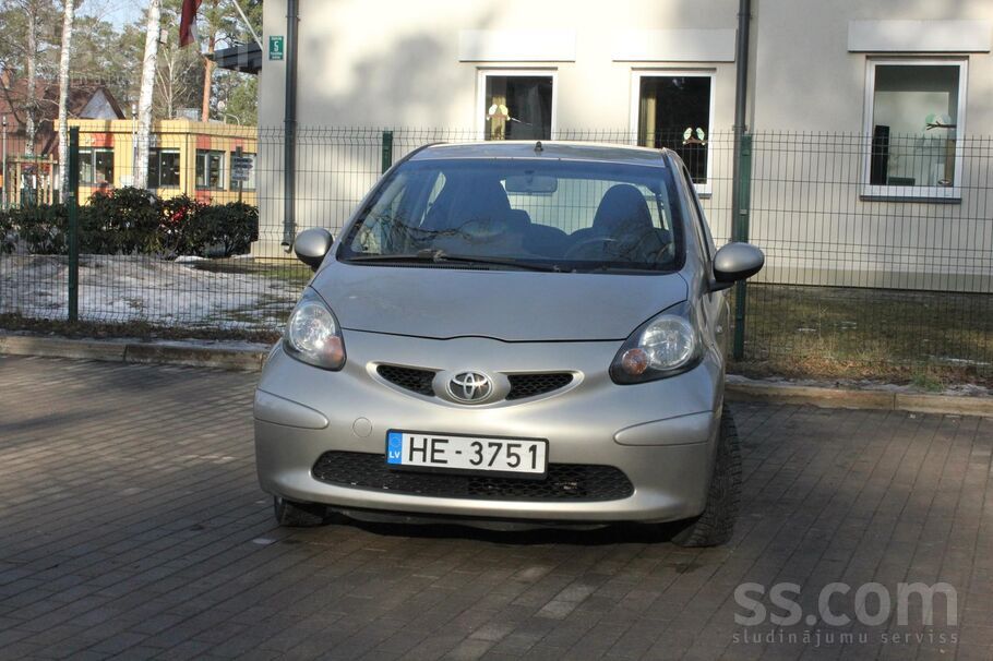 Pārdod ekonomisku pilsētas auto. Kompakts, viegli novietot stāvvietā, zems d