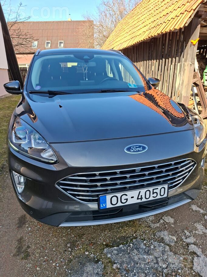 Párdodu ekonomisku Ford Kuga hibrīdu. Daudz ekstru. Ārēji lādējams. Latvijā