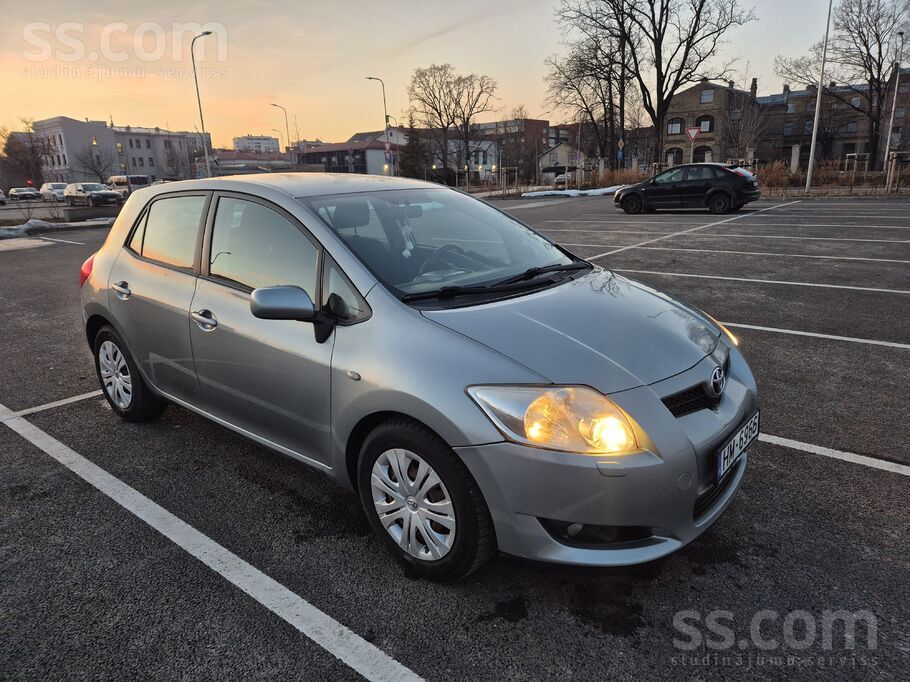 Toyota Mašīna labā tehniskā stāvkolī. 