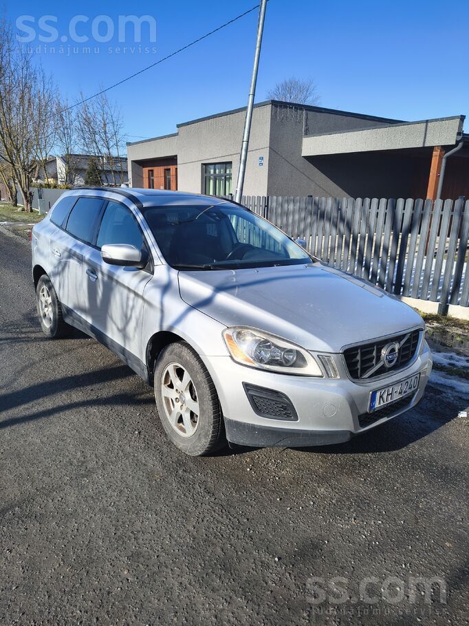 Pārdodu Volvo Xc60 ar ekonomisku 2.0 dīzeļdzinēju un 6 pakāpju manuālo kārbu