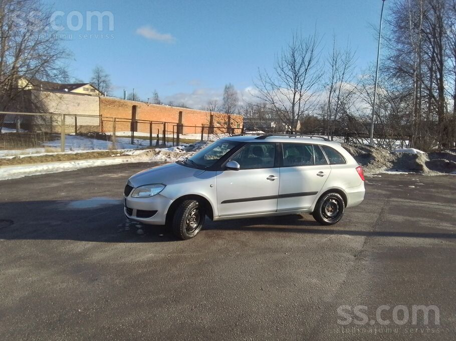 Pārdodu tehniski labu auto, vizuāli nelieli defektiņi. Skate uz gadu