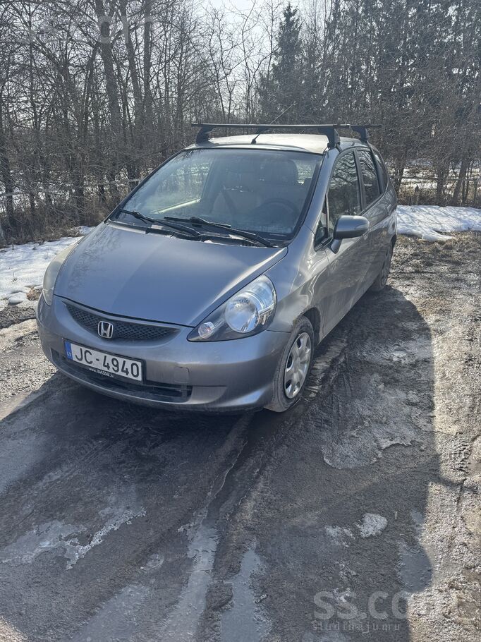 Pārdodu honda jazz. Dzinējs un ritošā daļa labā stāvoklī. Grīda nedaudz jāpa