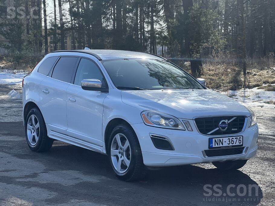 R-Design komplektācija. Smuks balts xc 60 ar 4x4 pilnpiedziņu un visslabāko