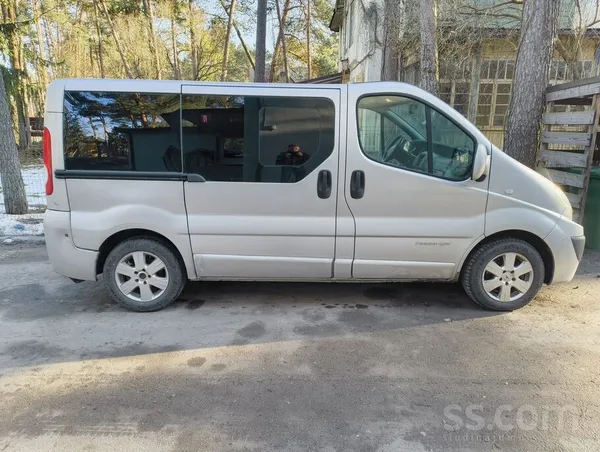 Renault Pārdodu Renault Trafic, 2.0 dīzelis, 7 vietas. 